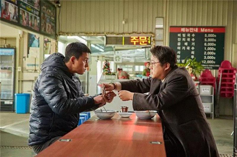 还有虽然可笑但是触及内心很沉重的几个细节，铁友称汉堡包是夹火腿肠的面包；喜面为细面条，狼吞虎咽了三大