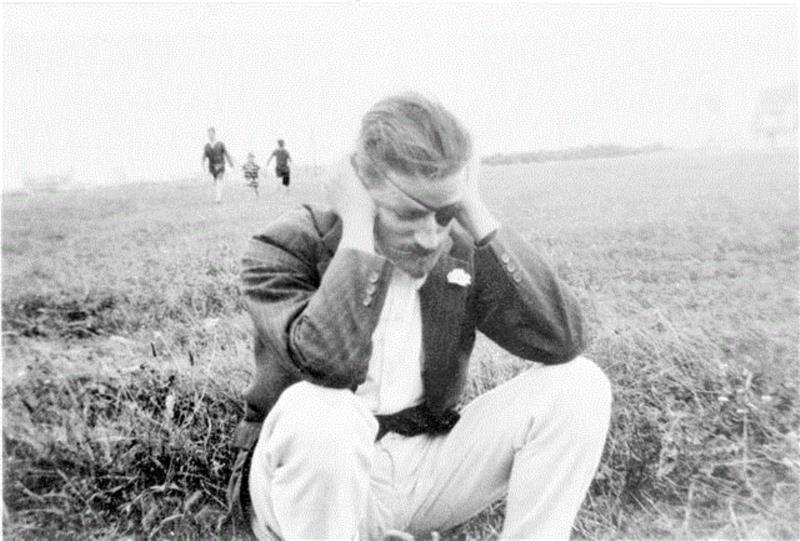 ▲乔伊斯,又是天才又是怪人的反叛者，都爱《尤利西斯》丨单读,尤利西斯,天才,怪人,反叛,单读,乔伊斯,文学,作家,书店,革命