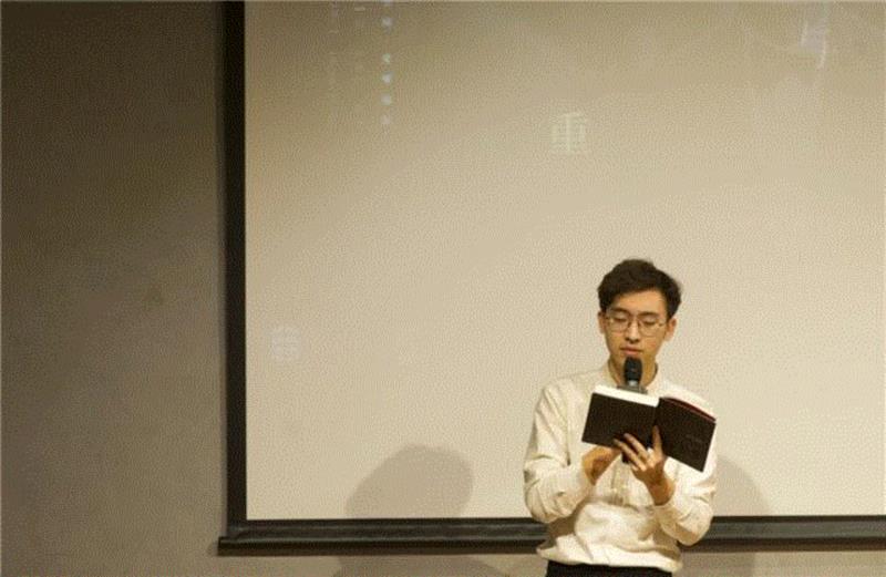 &nbsp;▲“文学之夜”现场朗诵：演员王乔,又是天才又是怪人的反叛者，都爱《尤利西斯》丨单读,尤利西斯,天才,怪人,反叛,单读,乔伊斯,文学,作家,书店,革命