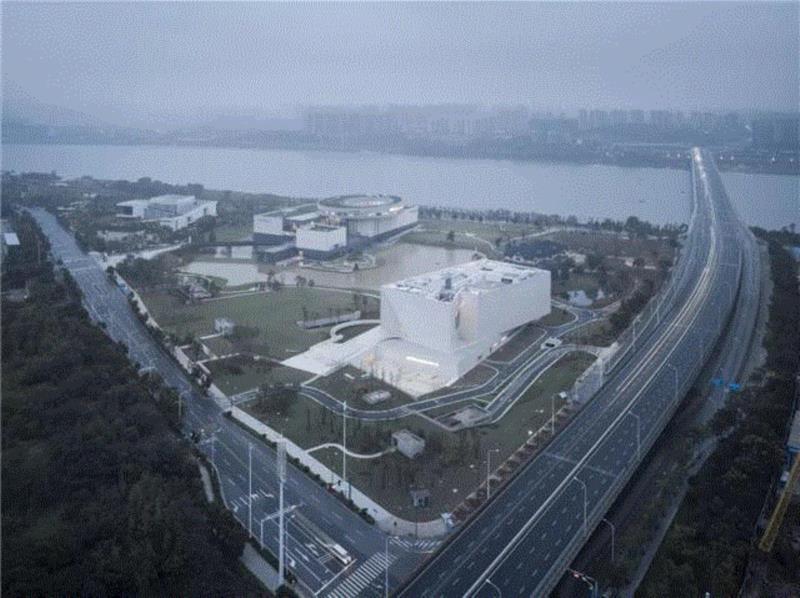 ? 建筑译者：姚力,谢子龙影像艺术馆，寻心灵的圣光 / 魏春雨·地方工作室,影像,谢子龙,艺术馆,魏春雨,圣光,工作室,建筑,姚力,混凝土,白色