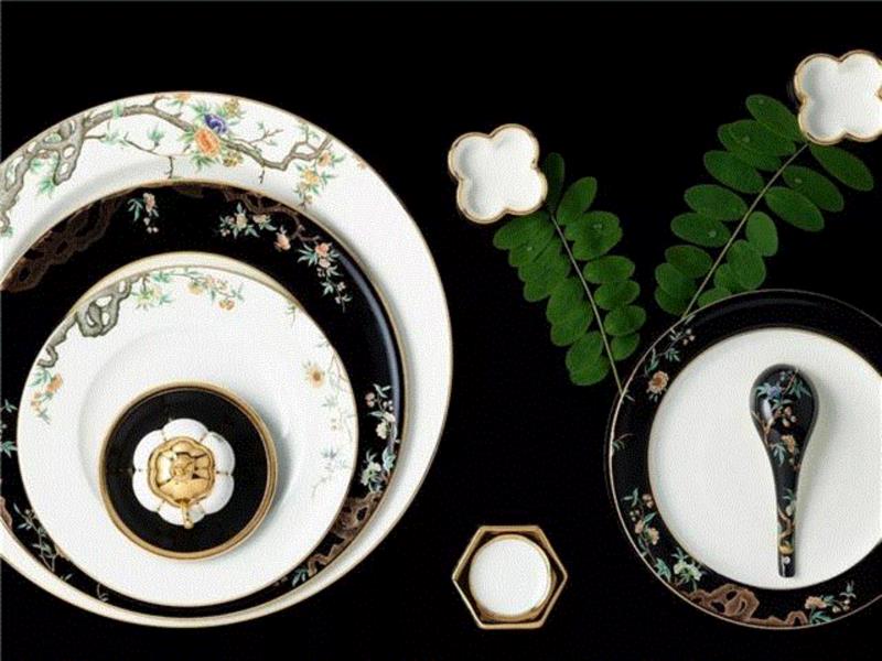 瓷器上绘的石榴，花朵曼妙，石榴多籽，寄予花开富贵，多子（籽）多福，福寿绵长的美好寓意。,过年来一套国宴餐具，体面！,餐具,国宴,瓷器,石榴,寓意,家园,葫芦,上图,峰会,元首