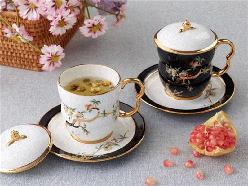 包括240ml杯子2个、杯盖2个、杯托2个。,过年来一套国宴餐具，体面！,餐具,国宴,瓷器,石榴,寓意,家园,葫芦,上图,峰会,元首