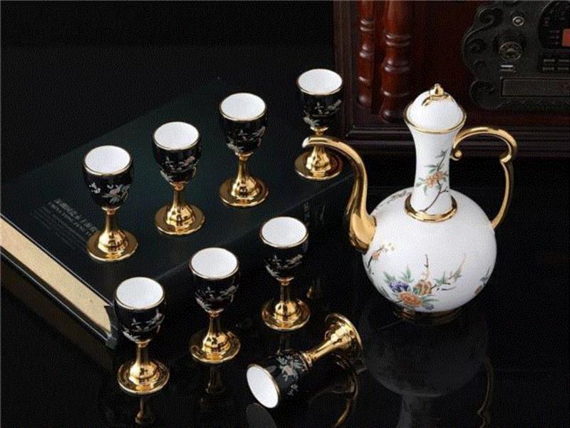 包括550ml酒壶1个、酒壶盖1个、10ml酒杯8个。,过年来一套国宴餐具，体面！,餐具,国宴,瓷器,石榴,寓意,家园,葫芦,上图,峰会,元首