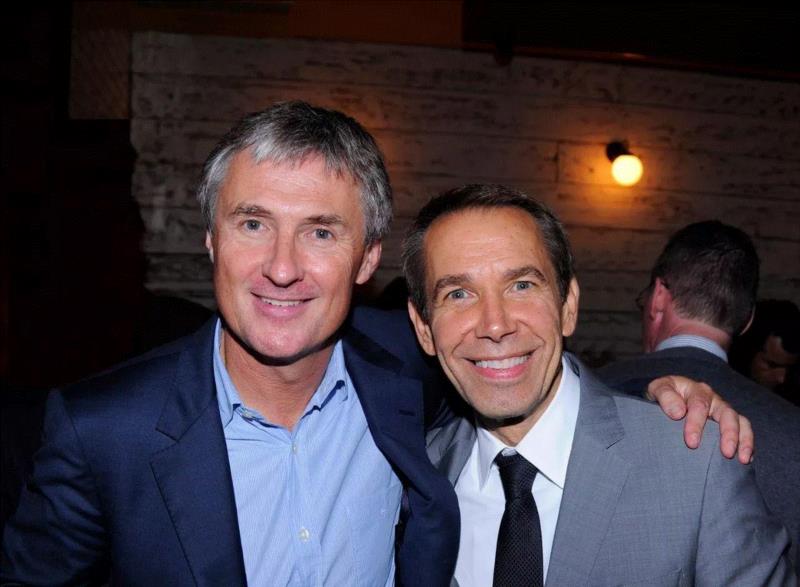 下右 大卫·卓纳与艺术家杰夫·昆斯（? 2017 David Zwirner, New York/L