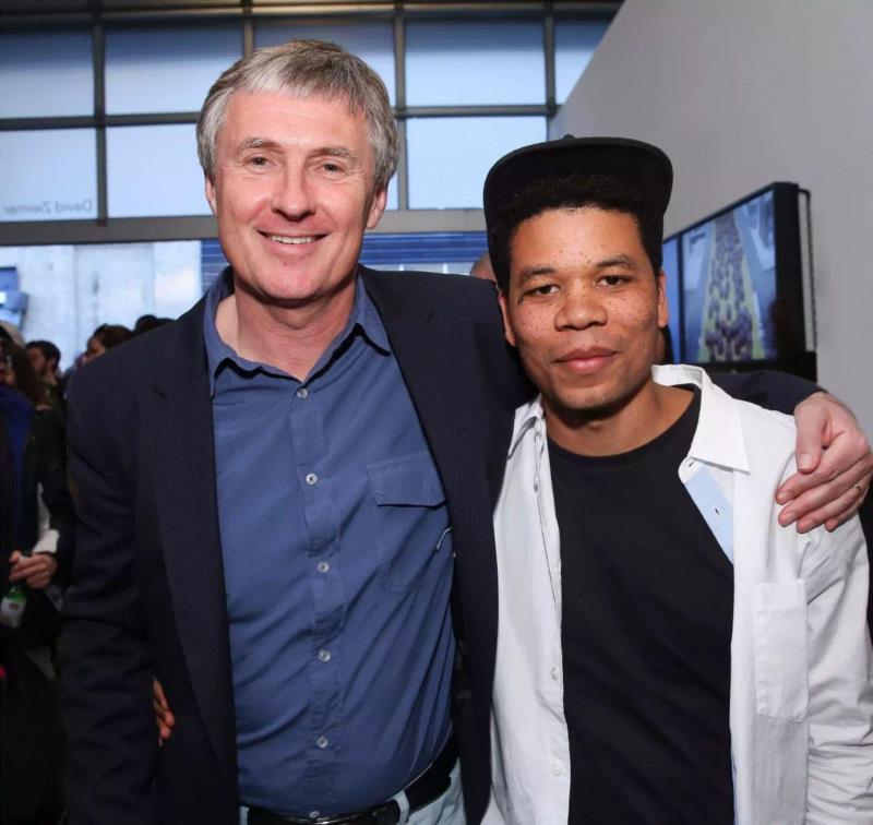 下中 大卫·卓纳与艺术家奥斯卡·牟利罗（Oscar Murillo）2014年在“A Mercant