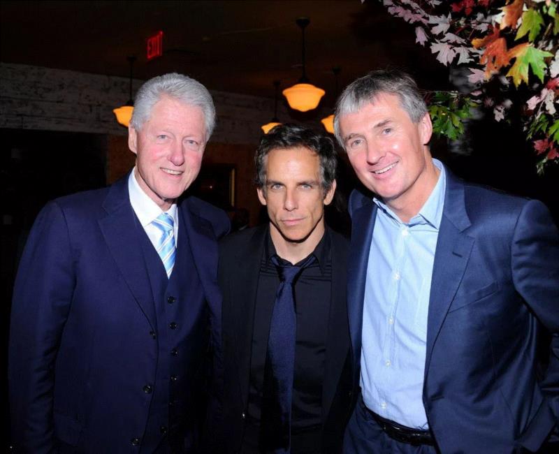 由左至右为：美国前总统克林顿（William J. Clinton）、,典藏Artcoco | 顶级画廊的成功之道——独家专访卓纳画廊负责人大卫· 卓纳,卓纳画廊,典藏,Artcoco,负责人,大卫·,卓纳,亚洲,香港,大卫,Zwirner