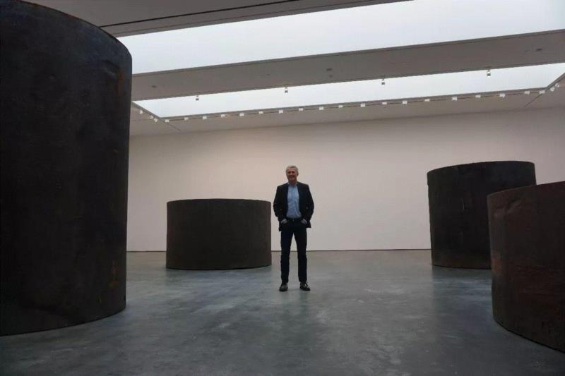 大卫·卓纳于理查德·塞拉展览现场（摄影/林亚伟）,典藏Artcoco | 顶级画廊的成功之道——独家专访卓纳画廊负责人大卫· 卓纳,卓纳画廊,典藏,Artcoco,负责人,大卫·,卓纳,亚洲,香港,大卫,Zwirner