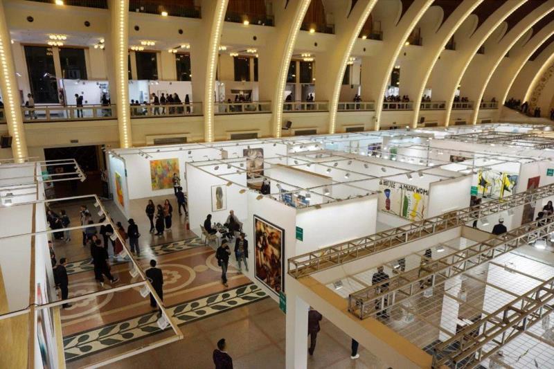 卓纳画廊参与2017年上海ART021艺博会，即是正中央走道第一间展位，右为尼奥·劳赫作品,典藏Artcoco | 顶级画廊的成功之道——独家专访卓纳画廊负责人大卫· 卓纳,卓纳画廊,典藏,Artcoco,负责人,大卫·,卓纳,亚洲,香港,大卫,Zwirner