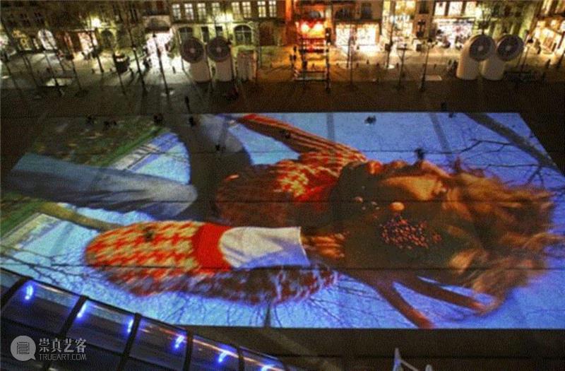 ▲ 皮皮洛蒂·瑞斯特（Pipilotti Rist），《天空之下》（Under the Sky），2