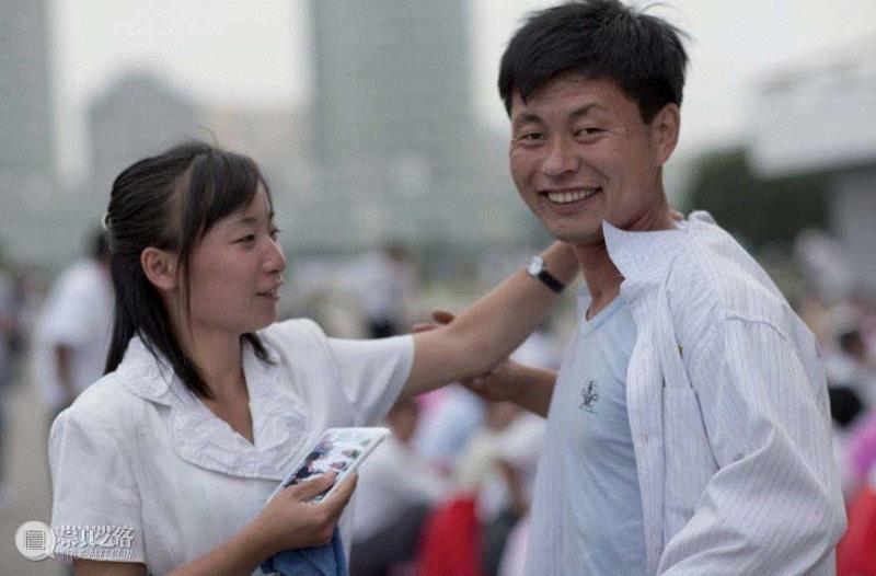 平壤青年对于衣着装扮很有要求，当摄影师举起相机拍照时，女孩将男孩的衣服整理平整,46张，金正恩不想让你看到的朝鲜照片,朝鲜,摄影师