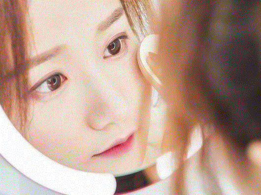 化妆可是个精细活！底妆是否均匀、是否卡粉、妆面颜色是否有偏差……失之毫厘，差之千里。,你有多美，它更清楚,化妆,AMIRO,灯光,亮度,光源,日光,模拟,黑镜,镜子,底座