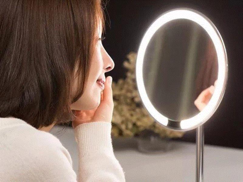 AMIRO经典款化妆镜曾在一条生活馆众筹，不到一个星期就完成了20万的众筹目标。,你有多美，它更清楚,化妆,AMIRO,灯光,亮度,光源,日光,模拟,黑镜,镜子,底座