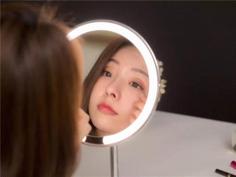 AMIRO高清日光镜的灯光非常明亮，亮度是普通化妆镜的3~5倍，照镜子的时候特别清晰。,你有多美，它更清楚,化妆,AMIRO,灯光,亮度,光源,日光,模拟,黑镜,镜子,底座