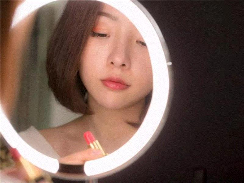 这种光，色彩饱和度、色彩还原度极高，比起普通LED化妆镜，它对红色的显色能力要高出12倍。,你有多美，它更清楚,化妆,AMIRO,灯光,亮度,光源,日光,模拟,黑镜,镜子,底座