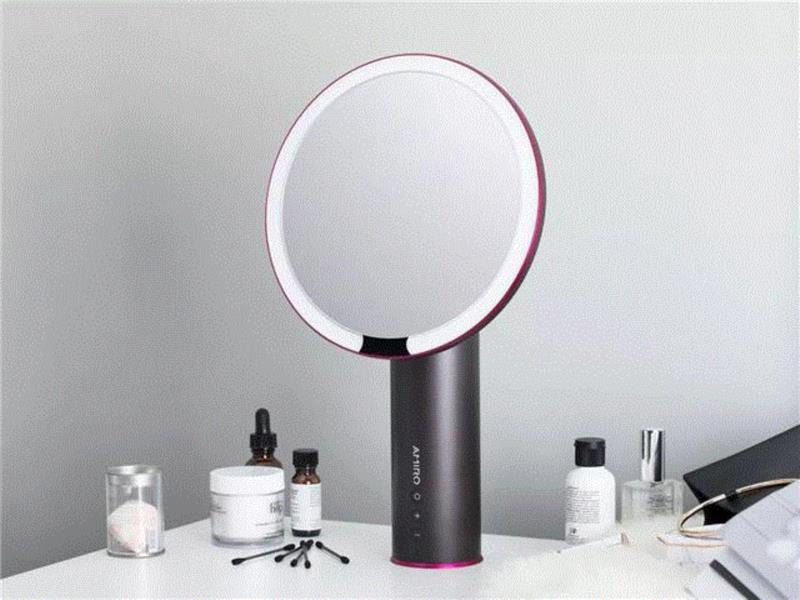 它的底盘直径只有7cm，采用了吸盘式硅胶底座，放到桌上就能吸住，不易碰倒。,你有多美，它更清楚,化妆,AMIRO,灯光,亮度,光源,日光,模拟,黑镜,镜子,底座