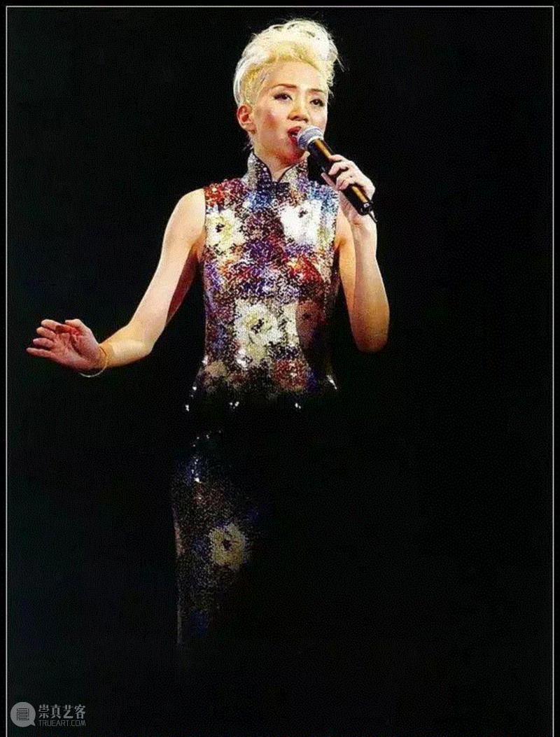 梅艳芳2003年香港红磡演唱会身着“源 Blanc de Chine”旗袍,理想之“源”：传统衣冠是一种信仰,衣冠,信仰,李允中,品牌,衣服,服装,Blanc,Chine,旗袍,南怀瑾