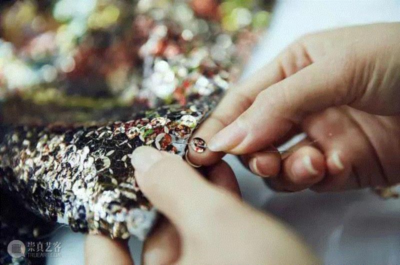 “源 Blanc de Chine”补珠片工艺,理想之“源”：传统衣冠是一种信仰,衣冠,信仰,李允中,品牌,衣服,服装,Blanc,Chine,旗袍,南怀瑾