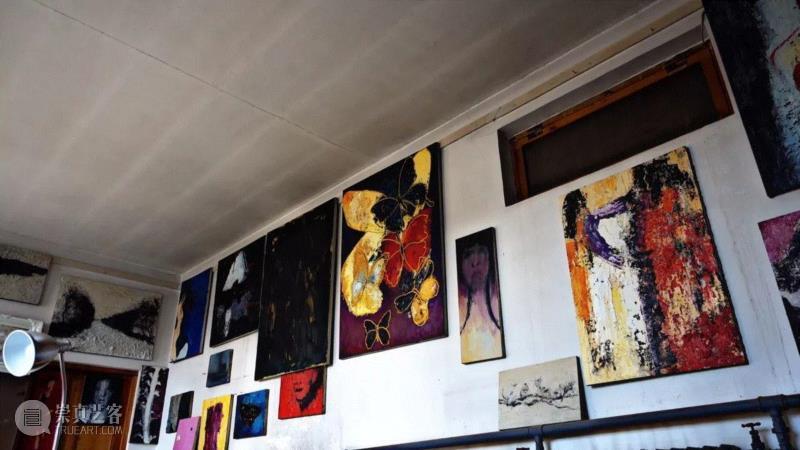 ▲ 刘柳作品墙,進行时空间·艺术家丨刘柳：在风景中休息---访谈纪实