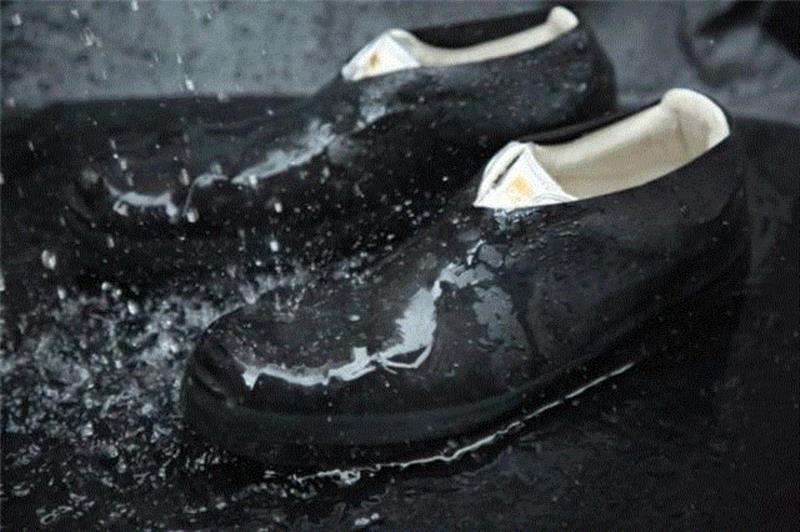 弹性橡胶的样式意在保持鞋子本身的轮廓，这种天然橡胶材料制成的弹性乳胶即使反复穿戴，磨损也会很小，重量