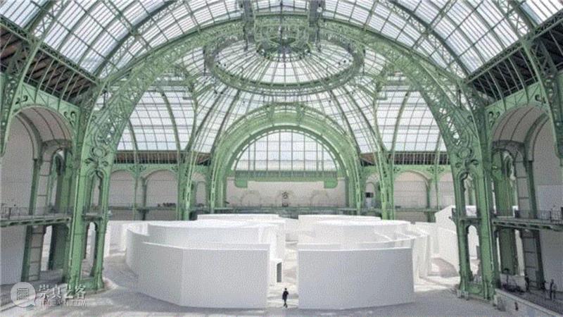 伊利亚与艾米莉亚·卡巴科夫曾受邀亮相法国大皇宫（Grand Palais）代表性的“纪念碑（Monu
