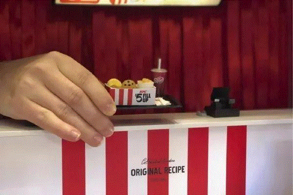 【搞事情】世界上最小的KFC，一份炸鸡还没有手指大,炸鸡,手指,KFC,肯德基,套餐,门店,餐厅,土豆泥,视频,烹饪
