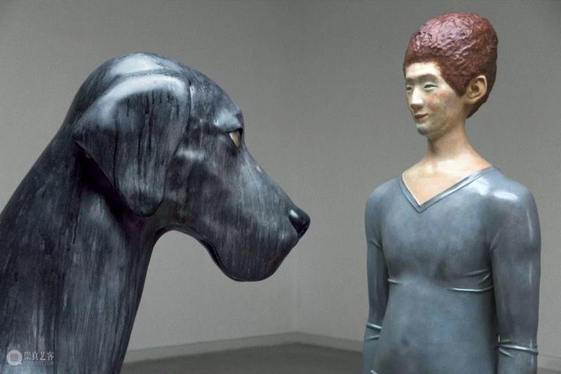 《善待我们的忧郁,它是一只忠实的大狗》,166×192×64cm,188×53×34cm,玻璃钢着色