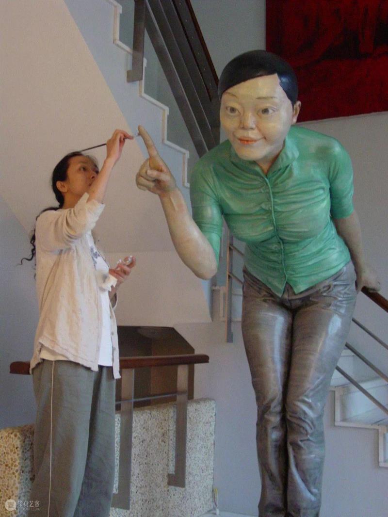 向京创作《礼物》,2002, ?向京:生命中的隐痛与欢愉,没有人替我们看到,龙美术馆,向京,雕塑