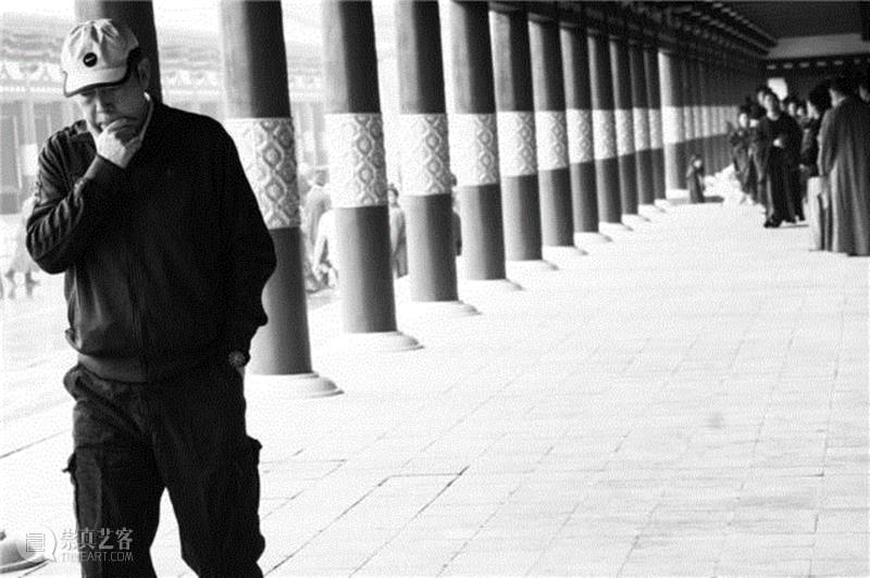 《妖猫传》片场，陈凯歌走得远远的，背对众人，在沉思。,40岁走到人生巅峰后，被嘲笑了25年，现在他又杀回来了！,巅峰,陈凯歌,少年,电影,情节,霸王别姬,剧照,导演,片子,荆轲