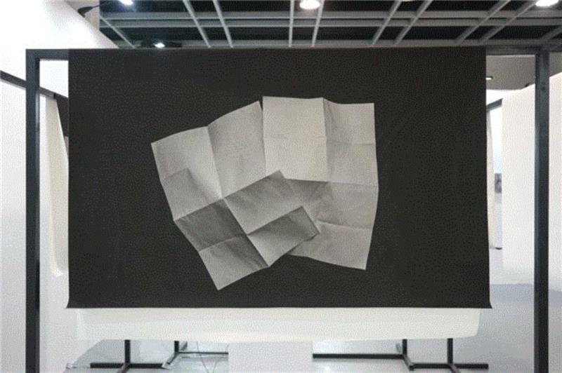 《顺从的幸福》装置,现场读图 | 郭盈光：顺从的幸福,郭盈,相亲,婚姻,公园,安排,集美,广告,妈妈,阿尔勒,摄影书