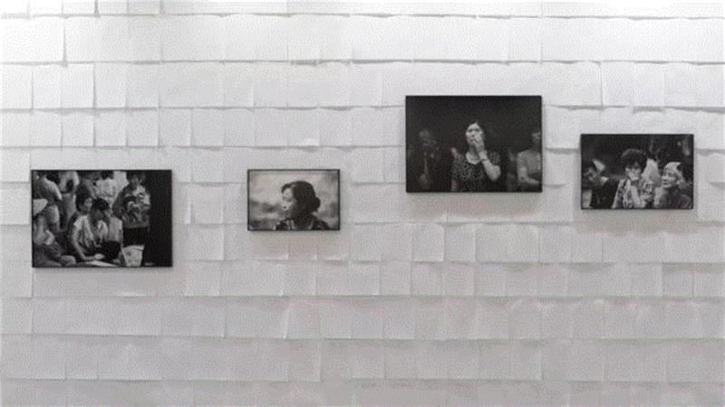 《顺从的幸福》展厅现场,现场读图 | 郭盈光：顺从的幸福,郭盈,相亲,婚姻,公园,安排,集美,广告,妈妈,阿尔勒,摄影书