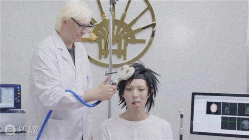 △ 经颅磁驱魔，TMS Exorcism，静帧,视频 | 陆扬：你为什么这么相信自己的肉体？,陆扬,视频,木木美术馆,电磁,TMS,Exorcism,脑髓,天国,electricmagnetic,brainology