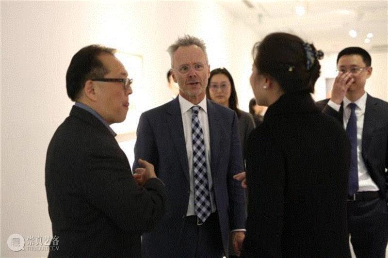 金杜艺术中心创始人李景汉先生、金杜律师事务所合伙人Scott Gardiner先生,赵刚：若愚 - 金杜收藏展开幕回顾 | 看赵刚用幽默的方法创造独特的绘画“哲学”,赵刚,绘画,收藏展,若愚,幽默,金杜艺术中心,律师,李景汉,女士,张宇凌
