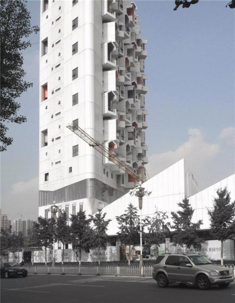 收藏及影音空间被塑造成“坡地上的小屋”形态，大小、形态、朝向各异的“亭台小屋”被移植于立面，以收纳城