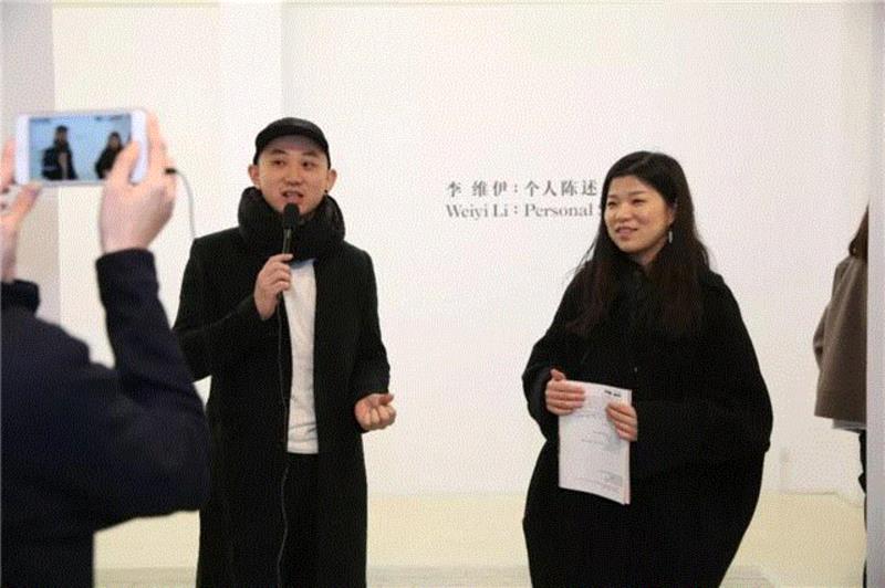 ▲ “蜂巢·生成”策展人杨鉴(左)与艺术家李维伊为观众导览,现场回顾 |“李维伊:个人陈述” 表与里、现象与本质、真实与虚构在此接受拷问,李维伊,虚构,蜂巢,蜂巢当代艺术中心,生成,Hive,HBP,同济大学,Beijing,Center