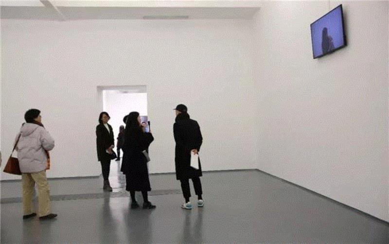 ▲ 展览现场 右侧声音影像作品:《在MoMA唱一分钟的歌 2010 》视频 0