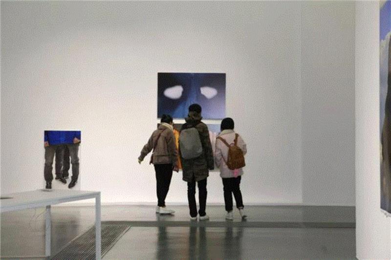 ▲ 展览现场 《肖像》、《自拍》 2016 收藏级打印,现场回顾 |“李维伊:个人陈述” 表与里、现象与本质、真实与虚构在此接受拷问,李维伊,虚构,蜂巢,蜂巢当代艺术中心,生成,Hive,HBP,同济大学,Beijing,Center