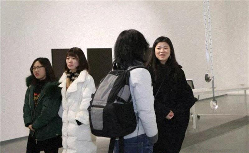 ▲ 展览现场 右:《日常物件》 2017 金属链,勺子,现场回顾 |“李维伊:个人陈述” 表与里、现象与本质、真实与虚构在此接受拷问,李维伊,虚构,蜂巢,蜂巢当代艺术中心,生成,Hive,HBP,同济大学,Beijing,Center