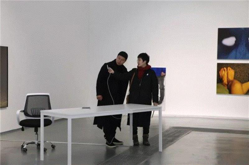 ▲ 展览现场 观众在试用李维伊设计的一款被艺术家命名为《黄雀在后》的球面拼贴小程序,现场回顾 |“李维伊:个人陈述” 表与里、现象与本质、真实与虚构在此接受拷问,李维伊,虚构,蜂巢,蜂巢当代艺术中心,生成,Hive,HBP,同济大学,Beijing,Center