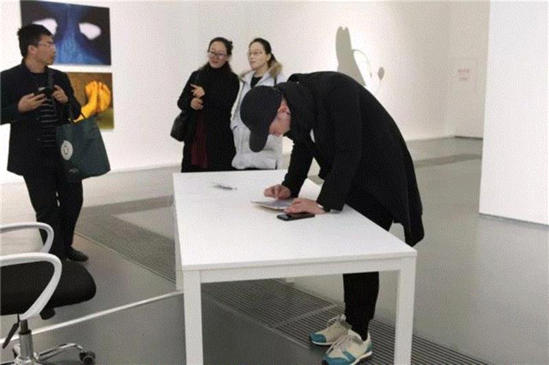 ▲ 展览现场 IPad装有一款艺术家设计的网页,在网页上,观众可以随意更改艺术