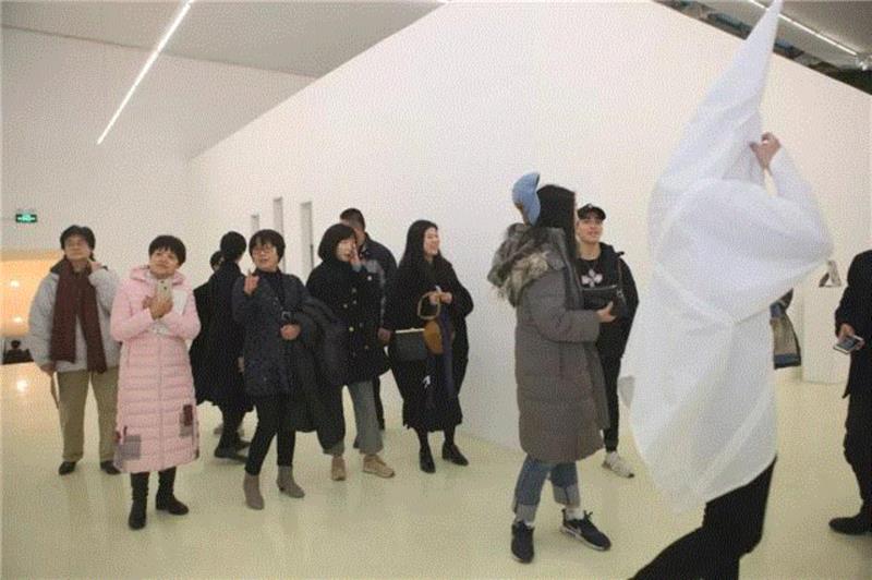 ▲ 展览现场 观众穿上李维伊设计的“星星”服装与她合影,现场回顾 |“李维伊:个人陈述” 表与里、现象与本质、真实与虚构在此接受拷问,李维伊,虚构,蜂巢,蜂巢当代艺术中心,生成,Hive,HBP,同济大学,Beijing,Center