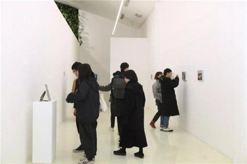 ▲ 展览现场,现场回顾 |“李维伊:个人陈述” 表与里、现象与本质、真实与虚构在此接受拷问,李维伊,虚构,蜂巢,蜂巢当代艺术中心,生成,Hive,HBP,同济大学,Beijing,Center