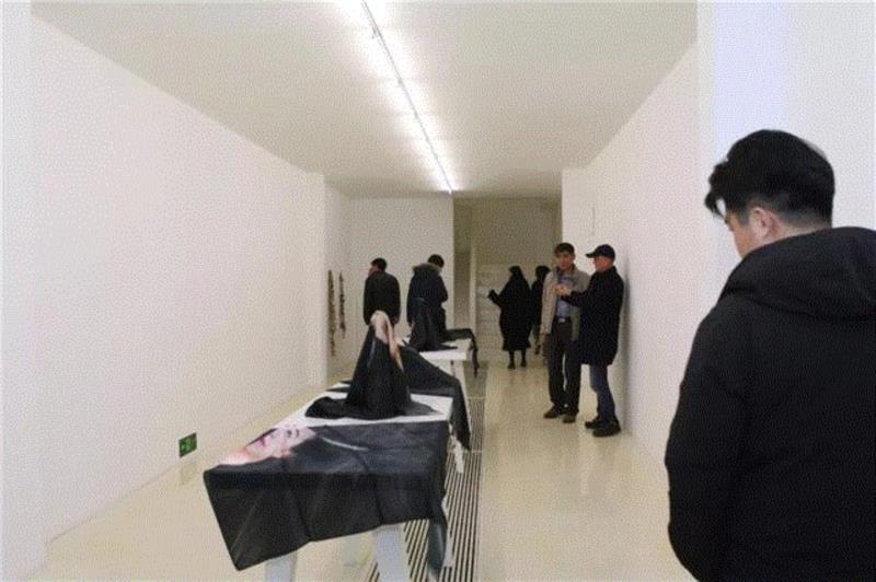 ▲ 展览现场 桌面:《她》2017 围巾,现场回顾 |“李维伊:个人陈述” 表与里、现象与本质、真实与虚构在此接受拷问,李维伊,虚构,蜂巢,蜂巢当代艺术中心,生成,Hive,HBP,同济大学,Beijing,Center