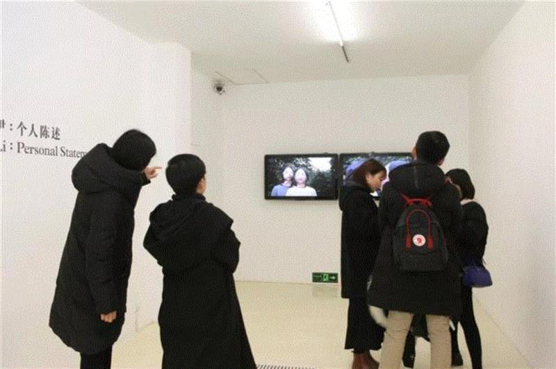 ▲ 展览现场 视频: 《恋人们 》2017 双频循环视频