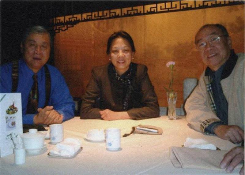 作者与默斋主人曹仲英合影,【嘉德秋拍】浓缩百年艺术史的珍藏盛宴 | 「大观—四海崇誉庆典之夜·默斋掇英」（下）,默斋,大观,四海,庆典,嘉德秋拍,艺术史,珍藏,盛宴,虚谷,蒲华