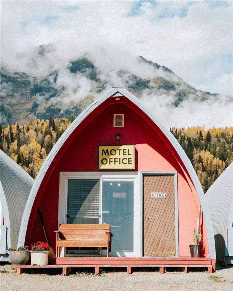 ▲&nbsp;Manitoba&nbsp;·&nbsp;The Little Chalet Mote