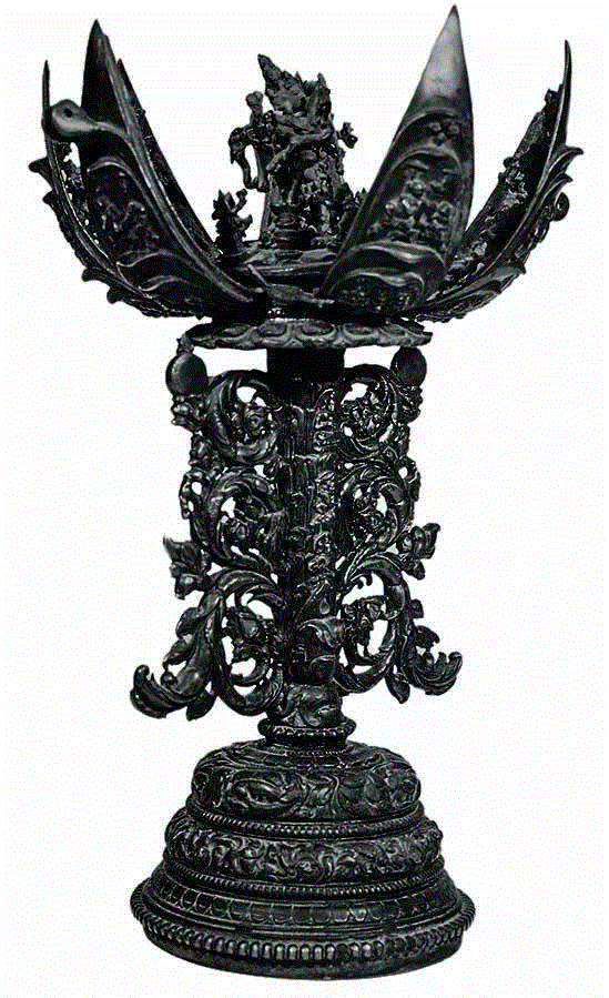 东北印度12世纪帕拉王朝坛城（施罗德2001，V1，104C），其底座中间的海水纹饰与本件底座非常相