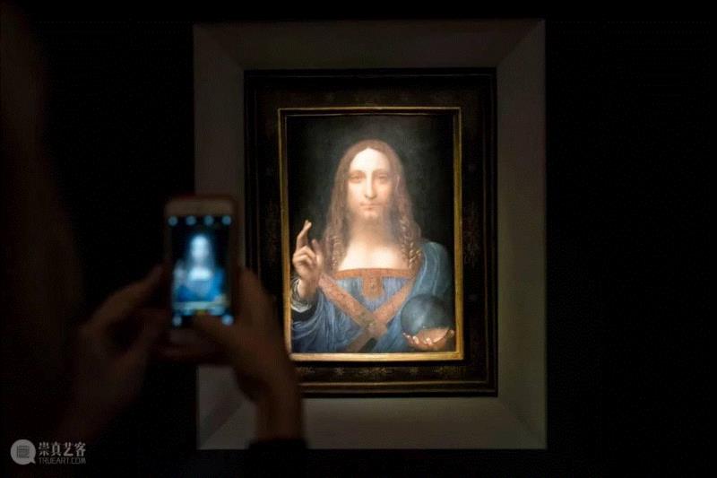 一位参观者在纽约佳士得拍卖行拍摄达·芬奇的《救世主》。图片：Drew Angerer/Getty I