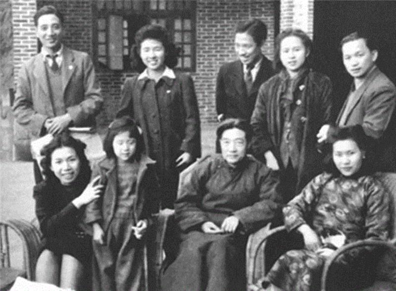 1941 年，徐悲鸿于重庆沙坪坝,【嘉德秋拍】「大观·四海崇誉庆典之夜·近现代」专场之徐悲鸿,徐悲鸿,大观,四海,庆典,嘉德秋拍,齐白石,国民党,胜利,郑振文,齐白石的