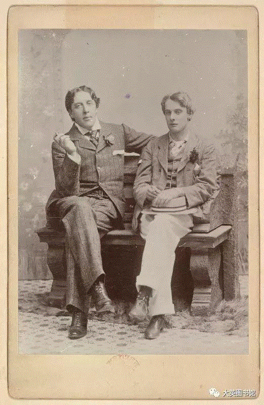 ▲ 王尔德与道格拉斯勋爵坐在一起，摄于一间维多利亚摄影工作室，1894年。图片现藏于大英图