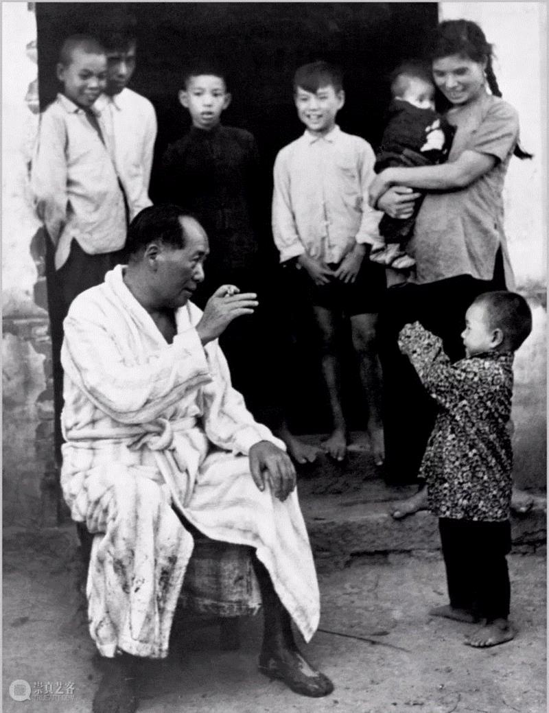 ▲毛泽东畅游湘江后在农家门口与小孩逗趣。(1958年 侯波摄),侯波辞世，毛泽东御用摄影师走了 ,侯波,摄影师,摄影,1108176,1108176,1108176,1108176,1108176,1108176,1108176,1108176,1108176,梁爱君羊[奸笑],1108194,1108194,1108194,耐思科技,1108292,1108783,1108343,1108796,1108463,1108279,1108502,1108502,1108502,YXYXYX,1028217